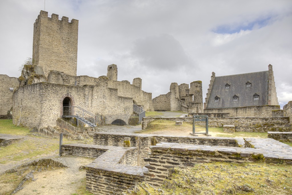 chateau kasteel Bourscheid luxemburg luxembourg burcht ruine slot unesco erfgoed middeleeuwen ardennen